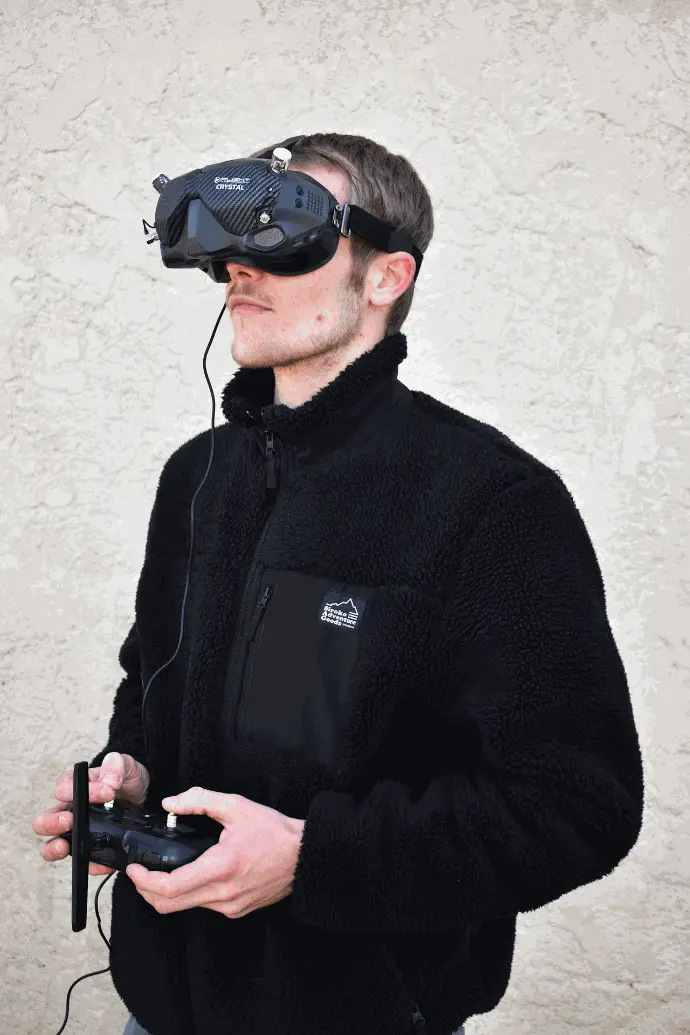 Notre télépilote en train d'effectuer un vol en FPV (vue à la première personne)